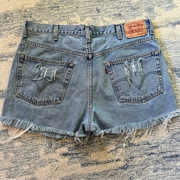 LEVI’S VINTAGE 550 DISTRESSED RELAXED FIT JEAN SHORTS SIZE 14 - Picture 7 of 7